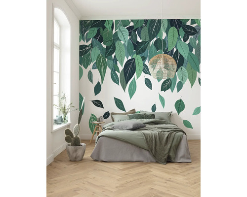Slaapkamer met bladmuursticker, bed en houten vloer