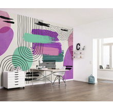 Lichte kamer met abstract behang, bureau en witte meubels