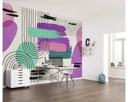 Lichte kamer met abstract behang, bureau en witte meubels