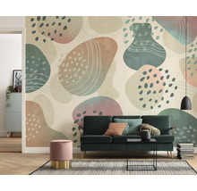 Woonkamer met behang met motief, bank en bijzettafel