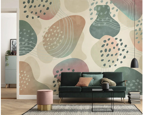 Woonkamer met behang met motief, bank en bijzettafel