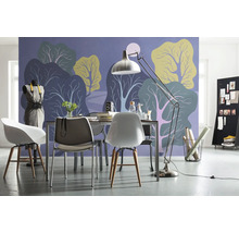 Lichte kamer met eettafel, stoelen, staande lamp en een behang met boommotief