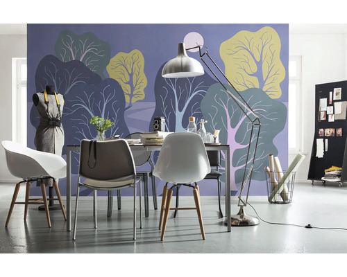 Lichte kamer met eettafel, stoelen, staande lamp en een behang met boommotief