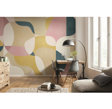 Lichte woonkamer met patroonbehang, eettafel en raam voor een vriendelijke sfeer.