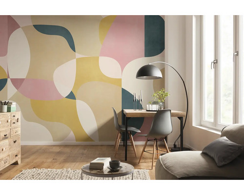 Lichte woonkamer met patroonbehang, eettafel en raam voor een vriendelijke sfeer.