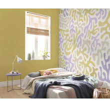 Slaapkamer met bed, nachtkastje en behang met patroon