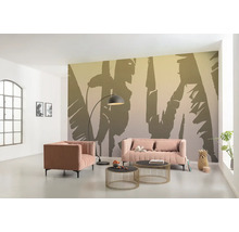 Woonkamer met roze bank, fauteuil, salontafels, booglamp en fotobehang met plantenmotieven