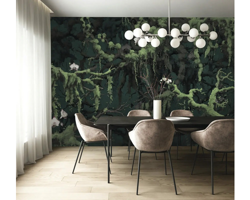 Eetkamer met eettafel, stoelen en fotobehang met jungle-thema