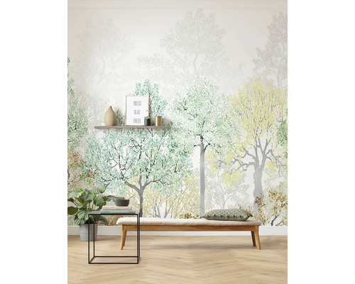 Woonkamer met bosbehang, bank en bijzettafel