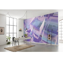 Lichte kantoorruimte met bureau, ladderkast en wandbekleding met geometrisch patroon.