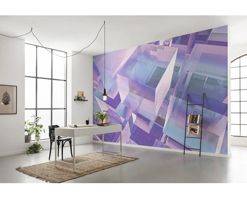 Lichte kantoorruimte met bureau, ladderkast en wandbekleding met geometrisch patroon.