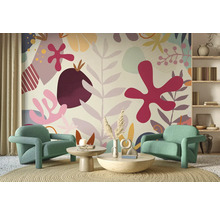 Woonkamer met abstract bloemenbehang, fauteuils en salontafels