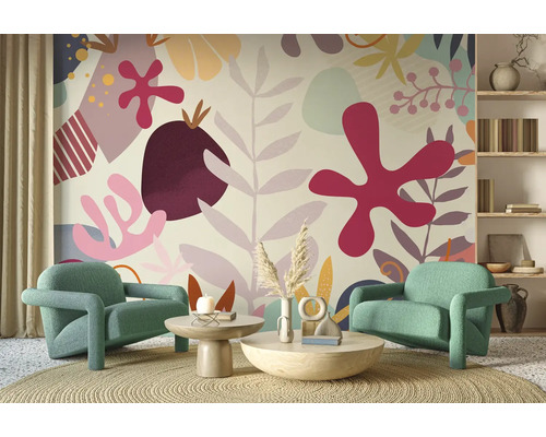 Woonkamer met abstract bloemenbehang, fauteuils en salontafels