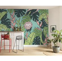 Kamer met tropisch bladerbehang, barkrukken en kamerplant