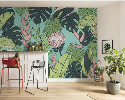 Kamer met tropisch bladerbehang, barkrukken en kamerplant