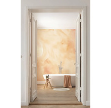 Badkamer met ligbad en abstracte wanddecoratie door een openstaande deur