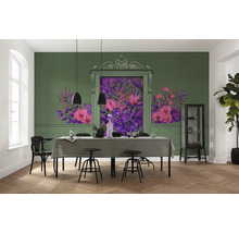 Eetkamer met eettafel, stoelen, vitrinekast en wanddecoratie met plantmotieven