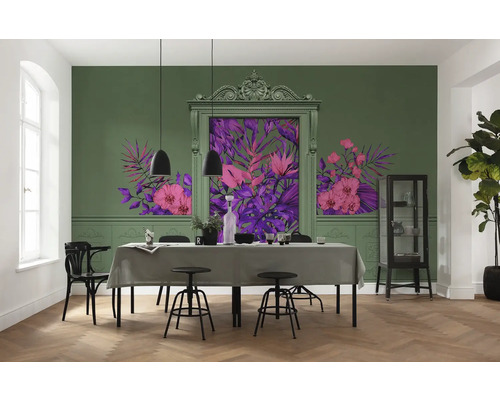 Eetkamer met eettafel, stoelen, vitrinekast en wanddecoratie met plantmotieven