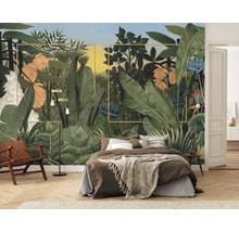 Slaapkamer met junglebehang, bed, stoel en vloerlamp