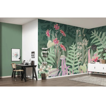 Woonkamer met fotobehang met plantenmotieven, bureau en dressoir