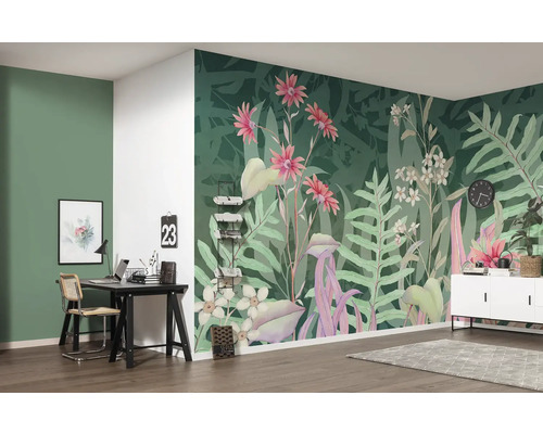 Woonkamer met fotobehang met plantenmotieven, bureau en dressoir