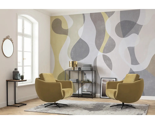 Woonkamer met twee fauteuils, plank, wandbehang en tapijt