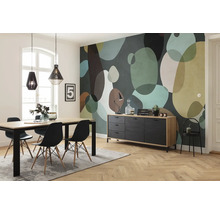 Eetkamer met eettafel, stoelen, dressoir en behang met patroon