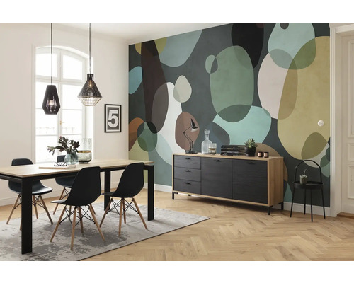 Eetkamer met eettafel, stoelen, dressoir en behang met patroon