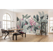 Eetkamer met eettafel, stoelen, bank, kast en fotobehang met plantmotieven.