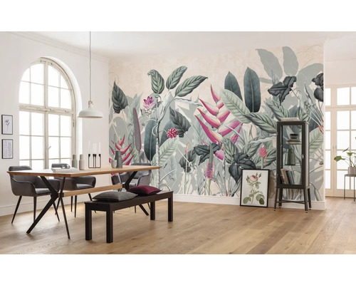 Eetkamer met eettafel, stoelen, bank, kast en fotobehang met plantmotieven.