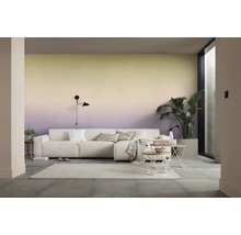 Woonkamer met bank, bijzettafels en wanddecoratie