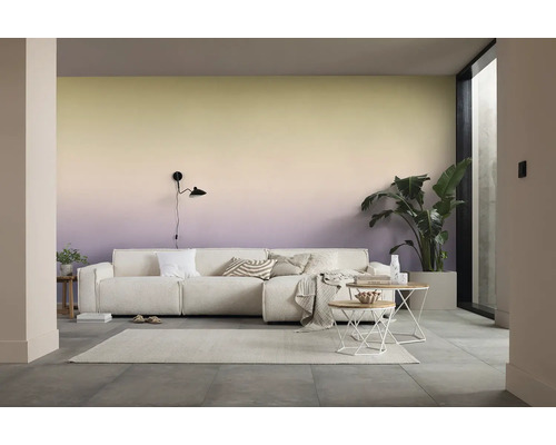 Woonkamer met bank, bijzettafels en wanddecoratie