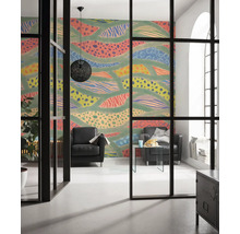 Woonkamer met patroonbehang, zwarte fauteuils en een zwarte hanglamp