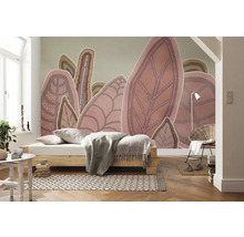 Lichte kamer met bed, behang met bladerpatroon en houten vloer