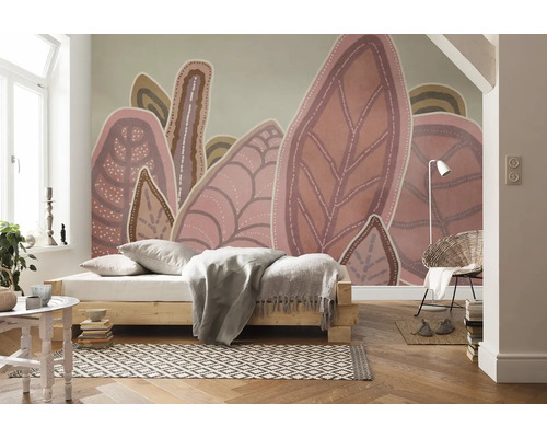 Lichte kamer met bed, behang met bladerpatroon en houten vloer