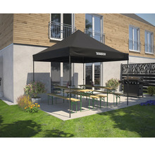 Buitenscène met partytent, biertafels en barbecue