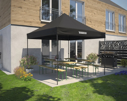 Buitenscène met partytent, biertafels en barbecue