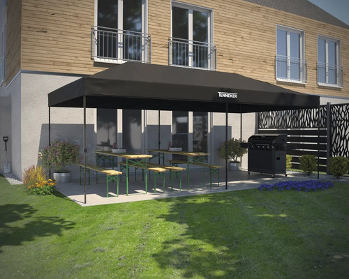 Zwarte partytent met biertafels en barbecue in de tuin