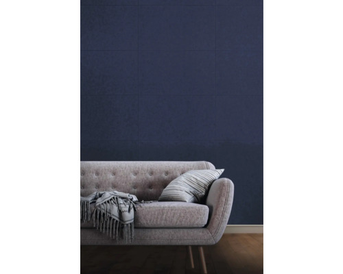 Wandtegel akoestisch Talud vilt rechthoek Aster 40x60 cm Woonkamer met grijze bank, kussens en blauwe wandtegel.