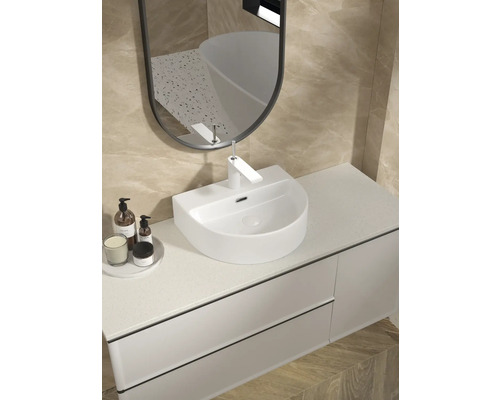 Badkamerwastafel met spiegel en kraan in een lichte badkamer