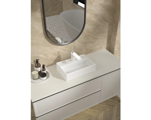 Moderne badkamer met wastafel, kraan, spiegel en onderkast