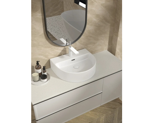 Moderne badkamer met wastafel, kraan, spiegel en onderkast