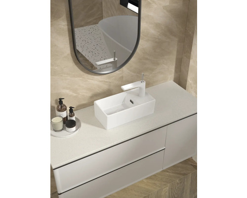 Moderne badkamer met wastafel, kraan, spiegel en badkamermeubel