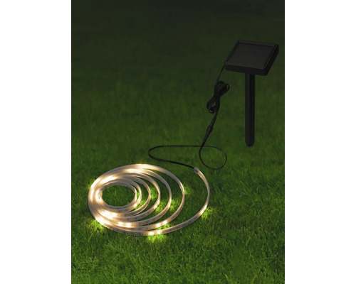 Solar LED-lichtslang voor buiten op gazon.
