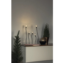 Decoratieve vensterverlichting met vijf lampen en planten op een dressoir.