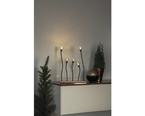 Decoratieve vensterverlichting met vijf lampen en planten op een dressoir.