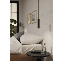 Slaapkamer met bed, nachtkastje en hanglamp
