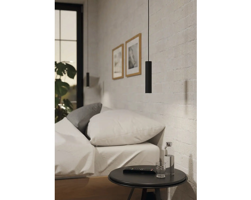 Slaapkamer met bed, nachtkastje en hanglamp