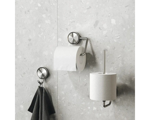 Badkamerscène met toiletpapierhouder, reservepapierhouder en handdoekhaak
