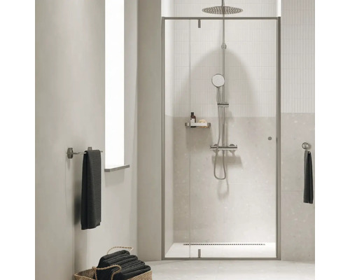 Moderne badkamer met douchewand, handdoekhouder en opbergruimte